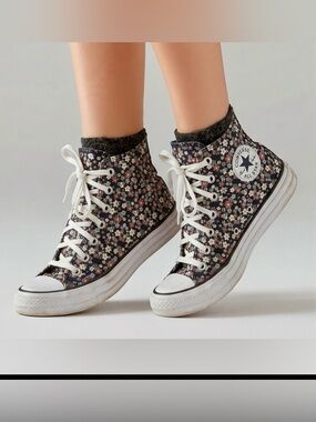SALE Converse Chuck Taylor All Star Lift
Platform Petite Petals High tops